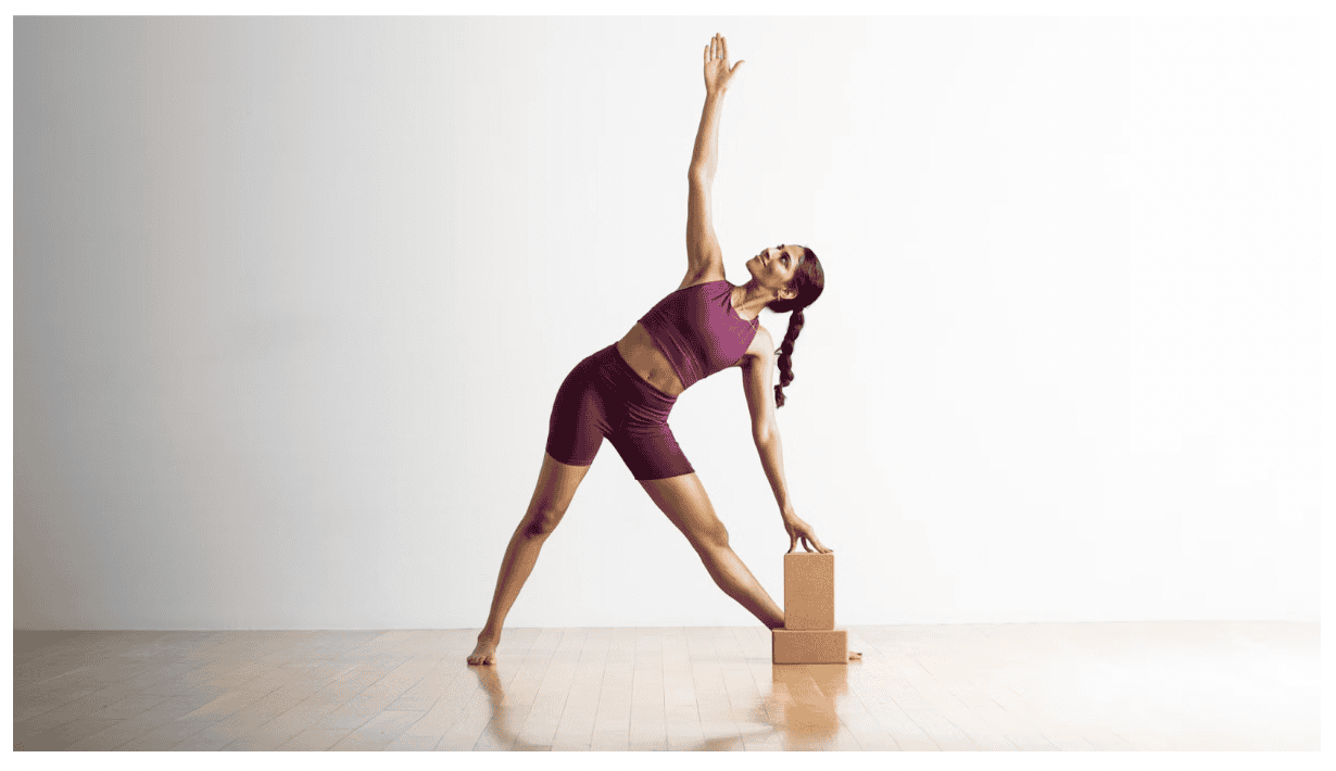 Hướng dẫn Viniyoga cho tư thế tam giác mở rộng (Utthita Trikonasana) - yoga luna thái